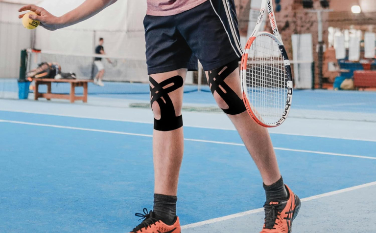 Plasture musculare cu bandă de kinesiologie pretăiată 