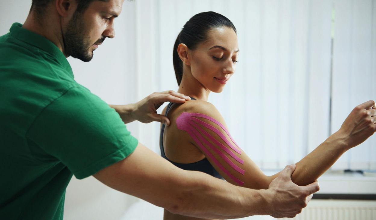 Banda de kinesiologie pretăiată: viitorul recuperării sportive